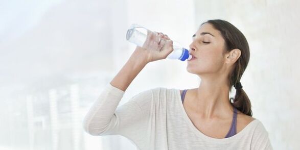 Sürətli arıqlamaq üçün gündə ən azı 2 litr su içmək lazımdır. 